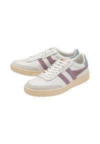 Baskets blanches en cuir avec des bandes en suède rose, des accents bleu clair, une boîte à orteils perforée et une semelle en caoutchouc crème. Détail de marque doré présent.