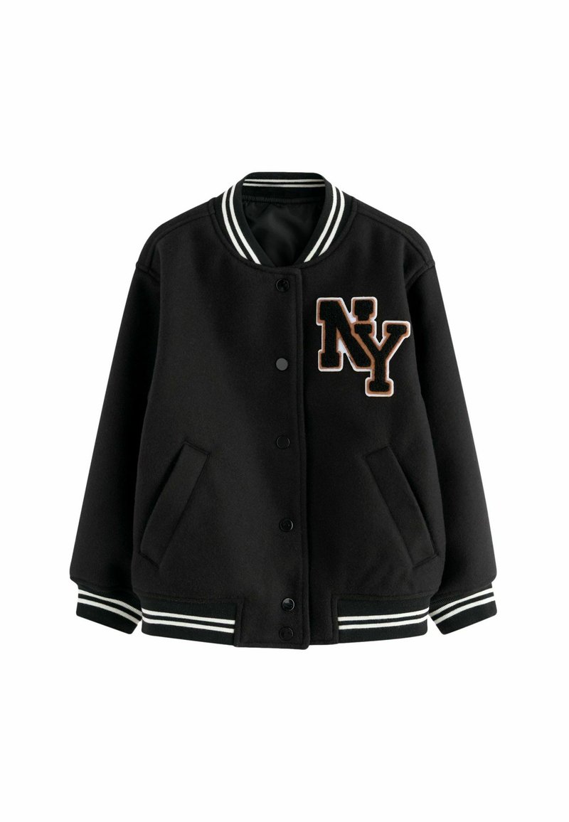 Czarna kurtka varsity z prążkowanym kołnierzem i mankietami, z haftowanym logo "NY". Wykonana z mieszanki wełny, zawiera boczne kieszenie.
