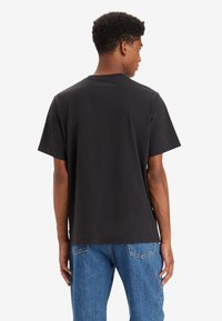 Levi's® RELAXED FIT GRAPHIC TEE - Camiseta básica - logo warped scenic caviar