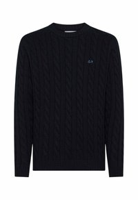 Maglione a trecce nero con polsini e orlo a costine. Presenta un piccolo logo blu sul petto. Realizzato in un materiale a maglia testurizzato.