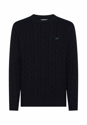 Schwarzer Kabelstrickpullover mit gerippten Bündchen und Saum. Verfügt über ein kleines blaues Logo auf der Brust. Hergestellt aus einem strukturierten Strickmaterial.