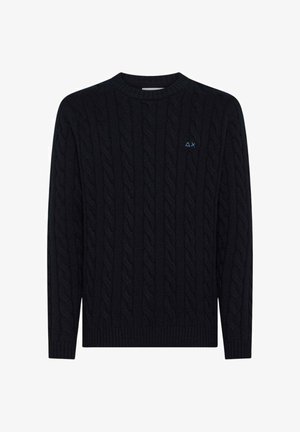 Schwarzer Kabelstrickpullover mit gerippten Bündchen und Saum. Verfügt über ein kleines blaues Logo auf der Brust. Hergestellt aus einem strukturierten Strickmaterial.