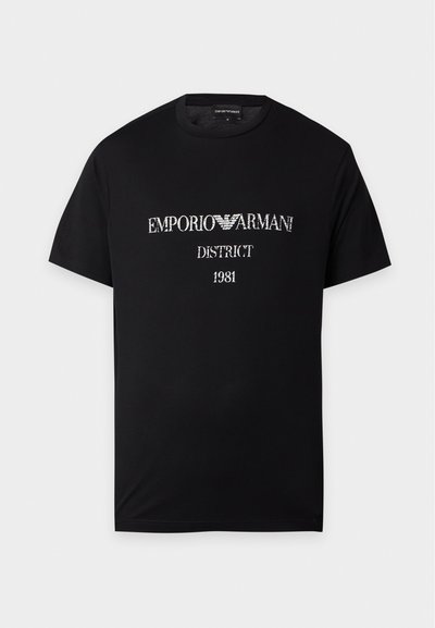 Μαύρο κοντομάνικο μπλουζάκι με λευκό κείμενο "EMPORIO ARMANI DISTRICT 1981" και ένα λογότυπο με φτερά ανάμεσα στις λέξεις.