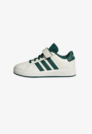 Białe niskie trampki Adidas z zielonymi paskami, zielonymi sznurówkami, zielonym wnętrzem i jednym białym paskiem na rzep na białym tle.