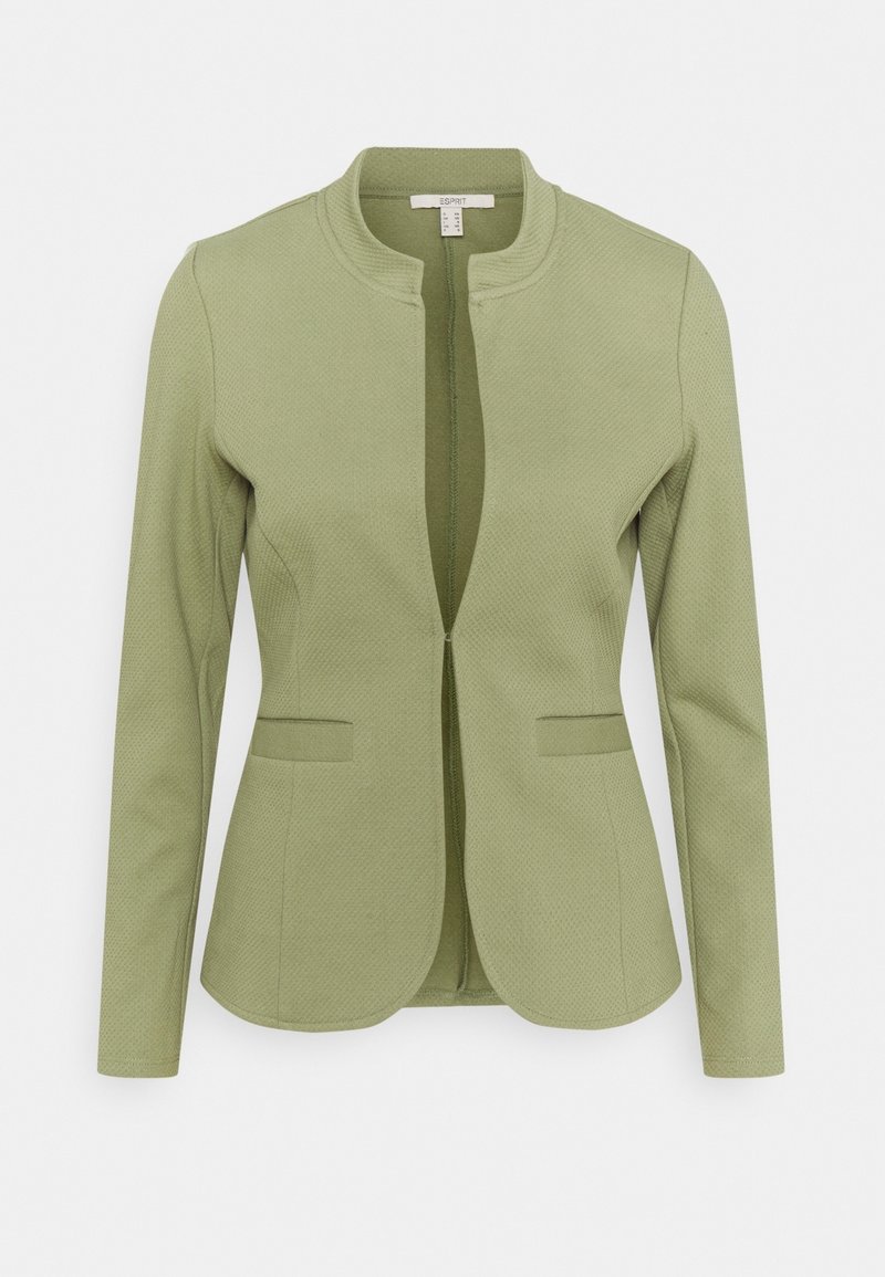 Blazer vert clair pour femme à manches longues, devant ouvert, col montant et deux poches horizontales à l'avant sur fond blanc.