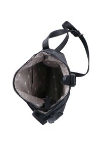 Borsa in pelle nera con un esterno testurizzato. L'interno ha una fodera grigio chiaro con un motivo sottile. Chiusura a zip e tracolla regolabile incluse.