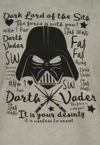 Camiseta gris con texto gráfico negro e ilustraciones. Imagen central del casco de Darth Vader con sables de luz cruzados y lemas en texto.