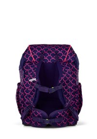 Zaino per bambini con motivo a scaglie blu navy e rosa, spallacci imbottiti, fibbie per petto e vita, e tasche laterali.