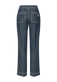 Temno modri denim kavbojki s ravnim krojem, ki imajo dva zadnja žepa in kontrastno belo šivanje na robu ter šivih.