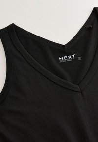 Fekete pamut ujjatlan, laza fazonú ruha V-nyakkivágással. A nyak vonalánál a "NEXT" márkajelzésű címke található. Sima textúra.