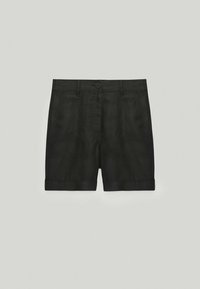 Shorts noirs en tissu lisse, dotés d'une fermeture à bouton, de poches avant et d'ourlets retournés, conçus avec une coupe droite classique.