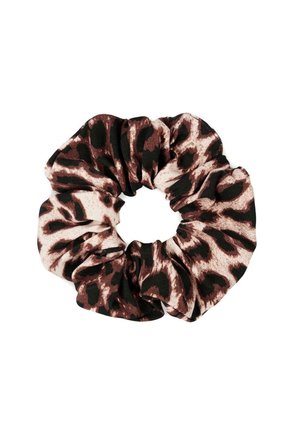 Leopardenmuster Scrunchie in Brauntönen und Beige. Weiches Material mit geraffter Struktur, das dunkle Akzente im Muster aufweist.