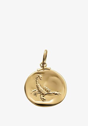 Colgante redondo de oro con un intrincado grabado de escorpión y un pequeño lazo para sujetarlo a una cadena o pulsera.