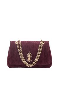 Fioletowa aksamitna torebka z złotym łańcuszkiem oraz zapięciem ozdobionym motywem dekoracyjnego owada. Prostokątny kształt z delikatną pionową fakturą.