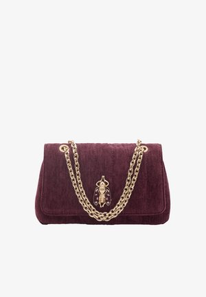 Fioletowa aksamitna torebka z złotym łańcuszkiem oraz zapięciem ozdobionym motywem dekoracyjnego owada. Prostokątny kształt z delikatną pionową fakturą.