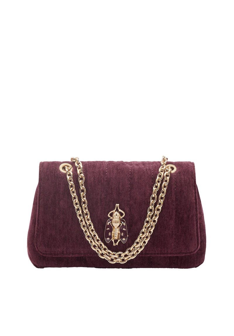 Fioletowa aksamitna torebka z złotym łańcuszkiem oraz zapięciem ozdobionym motywem dekoracyjnego owada. Prostokątny kształt z delikatną pionową fakturą.