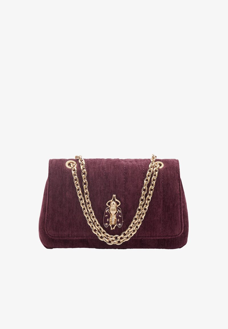 Fioletowa aksamitna torebka z złotym łańcuszkiem oraz zapięciem ozdobionym motywem dekoracyjnego owada. Prostokątny kształt z delikatną pionową fakturą.