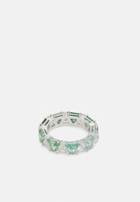 Bague en pierre précieuse verte avec des coupes triangulaires et rectangulaires, montée sur un bandeau en ton argent avec un design ajouré.