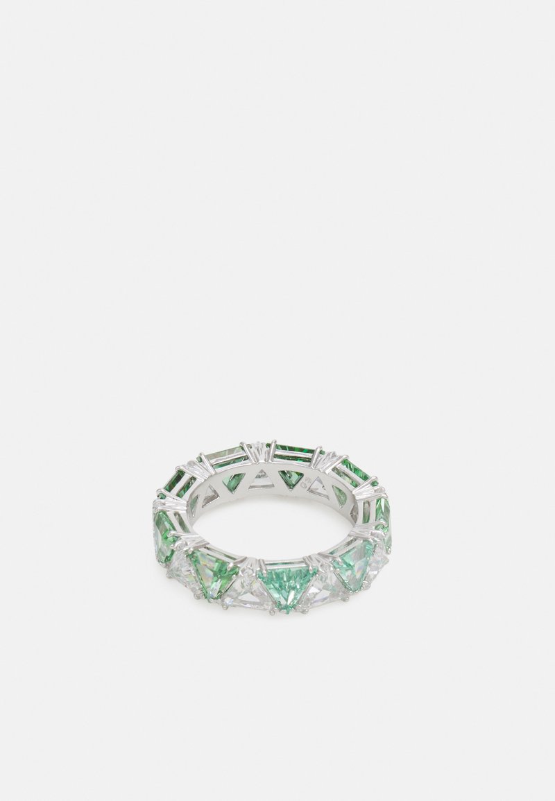 Bague en pierre précieuse verte avec des coupes triangulaires et rectangulaires, montée sur un bandeau en ton argent avec un design ajouré.