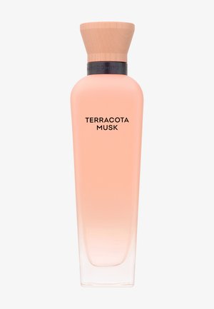 Flacon de parfum haut et fin en verre dépoli couleur terracotta avec un bouchon en bois et une étiquette "TERRACOTA MUSK" à l'avant.