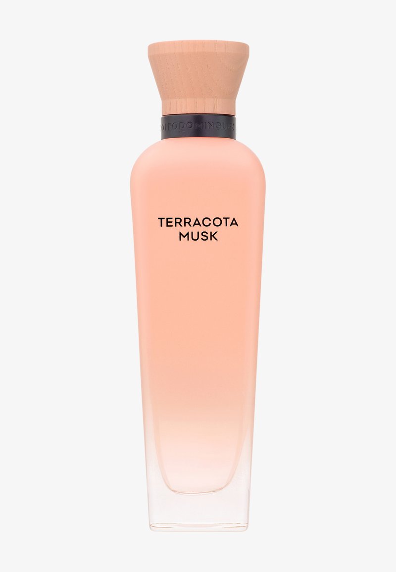 Høj, slank parfume flaske af frostet glas i terrakotta nuance med trælåg og mærkat "TERRACOTA MUSK" foran.
