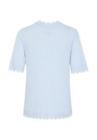 Šviesiai mėlynas megztas trumpomis rankovėmis džemperis su tekstūruotu raštu, banguota iškirpte ir apdaila, pasižymintis pralaidžiu dizainu.