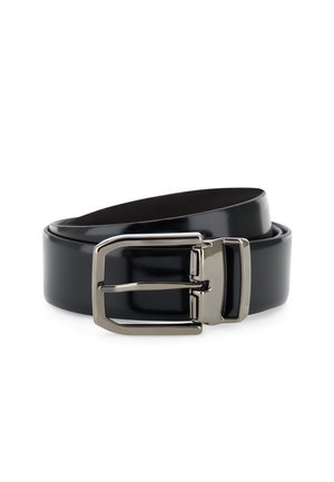 Un cinturón de cuero negro brillante con una hebilla rectangular plateada, enrollado sobre un fondo blanco.
