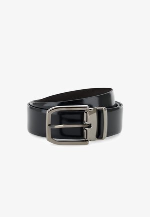 Un cinturón de cuero negro brillante con una hebilla rectangular plateada, enrollado sobre un fondo blanco.