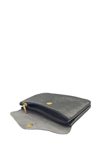 Pochette en cuir gris avec une finition métallique, fermeture zippée et quincaillerie dorée. L'intérieur est doté d'une doublure en tissu gris doux.