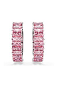 Uhani iz krogov s srebrno obrobo, okrašeni z več pravokotnimi rožnatimi kamni, ki prikazujejo sijoč in eleganten dizajn.