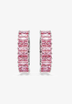 Creolen mit einer silbernen Fassung, geschmückt mit mehreren rechteckigen rosa Steinen, die ein funkelndes, elegantes Design präsentieren.