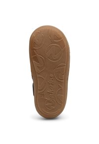 Gumová podrážka s texturovaným, pískovým povrchem, na kterém je opakovaný vzor loga, a velikostí "20" vyraženou poblíž paty.