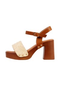 Sandale à talon marron avec lanière avant tissée beige, boucle à la cheville et talon bloc.