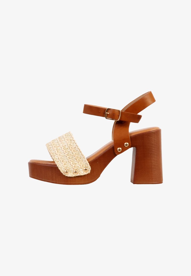 Sandale à talon marron avec lanière avant tissée beige, boucle à la cheville et talon bloc.