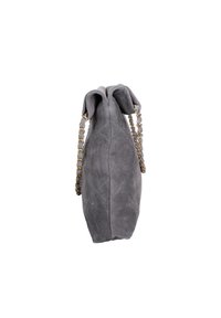 Borsa a tracolla in suede grigio con design trapuntato, chiusura con zip superiore e tracolla in metallo dorato. Texture morbida e forma arrotondata.
