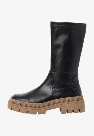 Stivale nero in pelle alto fino al ginocchio con suola spessa in beige texturizzato, punta rotonda e dettagli di cucitura laterale. Presenta un piccolo logo sul lato.