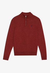 Rode gebreide trui met een hoge kraag en een halve ritssluiting, met een klein blauw logo op de borst. Geribbelde boorden en zoom.