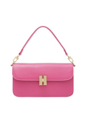 Sac à main en cuir rose avec un fermoir en métal doré et une fine bandoulière réglable. Texture lisse et forme rectangulaire. Design minimaliste.