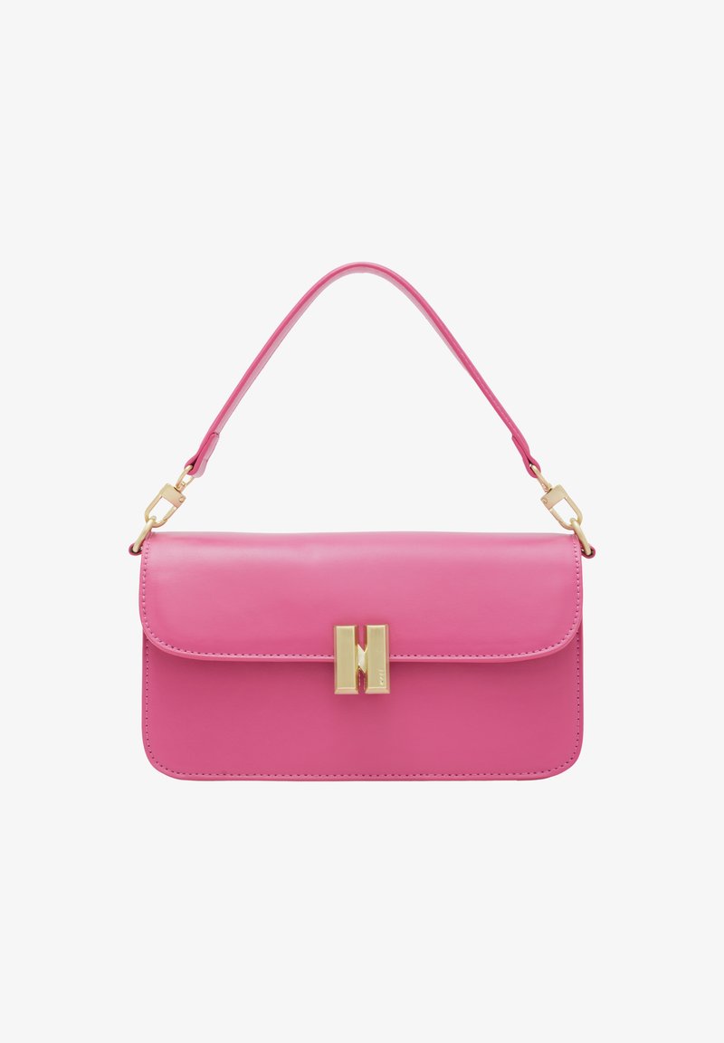 Borsa a tracolla in pelle rosa con chiusura in metallo dorato e una sottile tracolla regolabile. Texture liscia e forma rettangolare. Design minimalista.