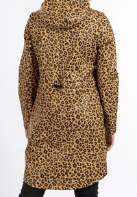 Vattentät leopardmönstrad jacka i tan med svarta fläckar, med huva, helärmade ärmar och justerbar dragsko i midjan.