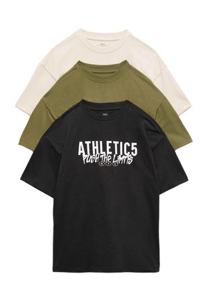 Tre foldede short-sleeve t-shirts i beige, olivengrøn og sort, med "ATHLETIC5 Push The Limits NYC" trykt på den sorte t-shirt.
