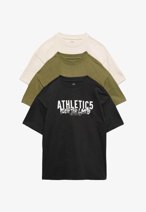 Tre foldede short-sleeve t-shirts i beige, olivengrøn og sort, med "ATHLETIC5 Push The Limits NYC" trykt på den sorte t-shirt.
