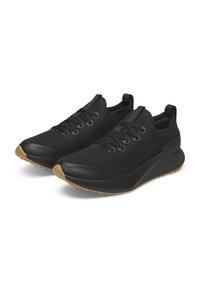 Schwarze Sportschuhe mit einem gestrickten Obermaterial, strukturierten Akzenten, runden Schnürsenkeln und einer kontrastierenden Gummisohle in Beige. Schlankes und leichtes Design.