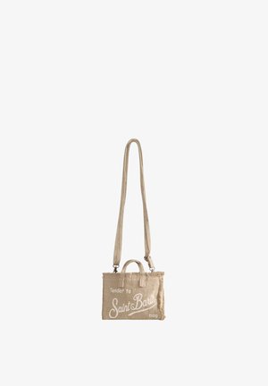 Kleine beige stoffen crossbody tas met korte handgreep en lange verstelbare band, bedrukt met de tekst "Tender to Saint Barth" aan de voorkant.