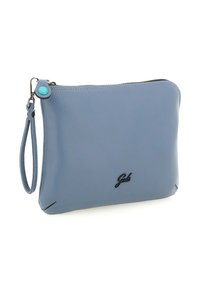Clutch in pelle blu con chiusura a zip, piccolo logo del brand in nero e tracolla staccabile con gancio in metallo.