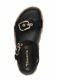 Sandalo in suede nero con punta rotonda, dettaglio della fibbia dorata e suola in juta intrecciata. Caratterizzato da una soletta imbottita e tacco piatto.