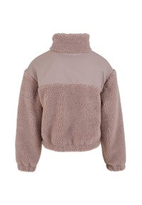 Faux fur genser i lys rosa med høy krage, med en glatt pastellseksjon på øvre front og elastiske mansjetter på ermene.