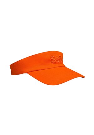 Visière de soleil en tissu orange avec un logo brodé sur le devant, avec une visière incurvée et un dessus ouvert.