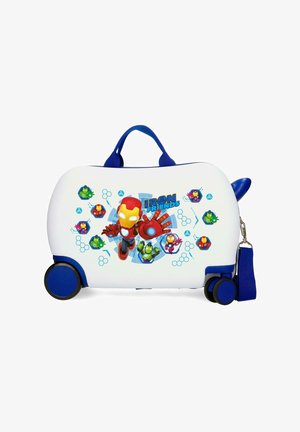 Maleta con ruedas blanca y azul para niños con personajes de dibujos animados de Iron Friends, incluyendo un robot rojo y amarillo volando hacia adelante.
