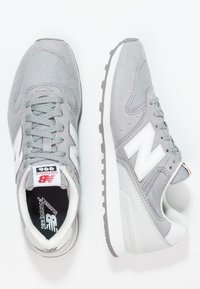 Šedé tenisky New Balance z materiálů síťovina a semiš, se bílými akcenty, šedými tkaničkami a textured gumovou podrážkou. Model 996.